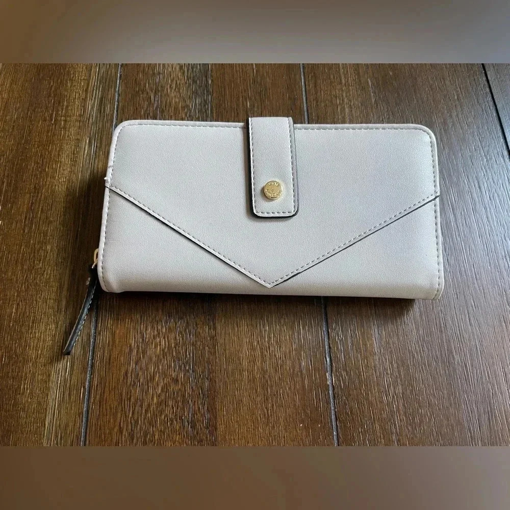 Kate Landry wallet
